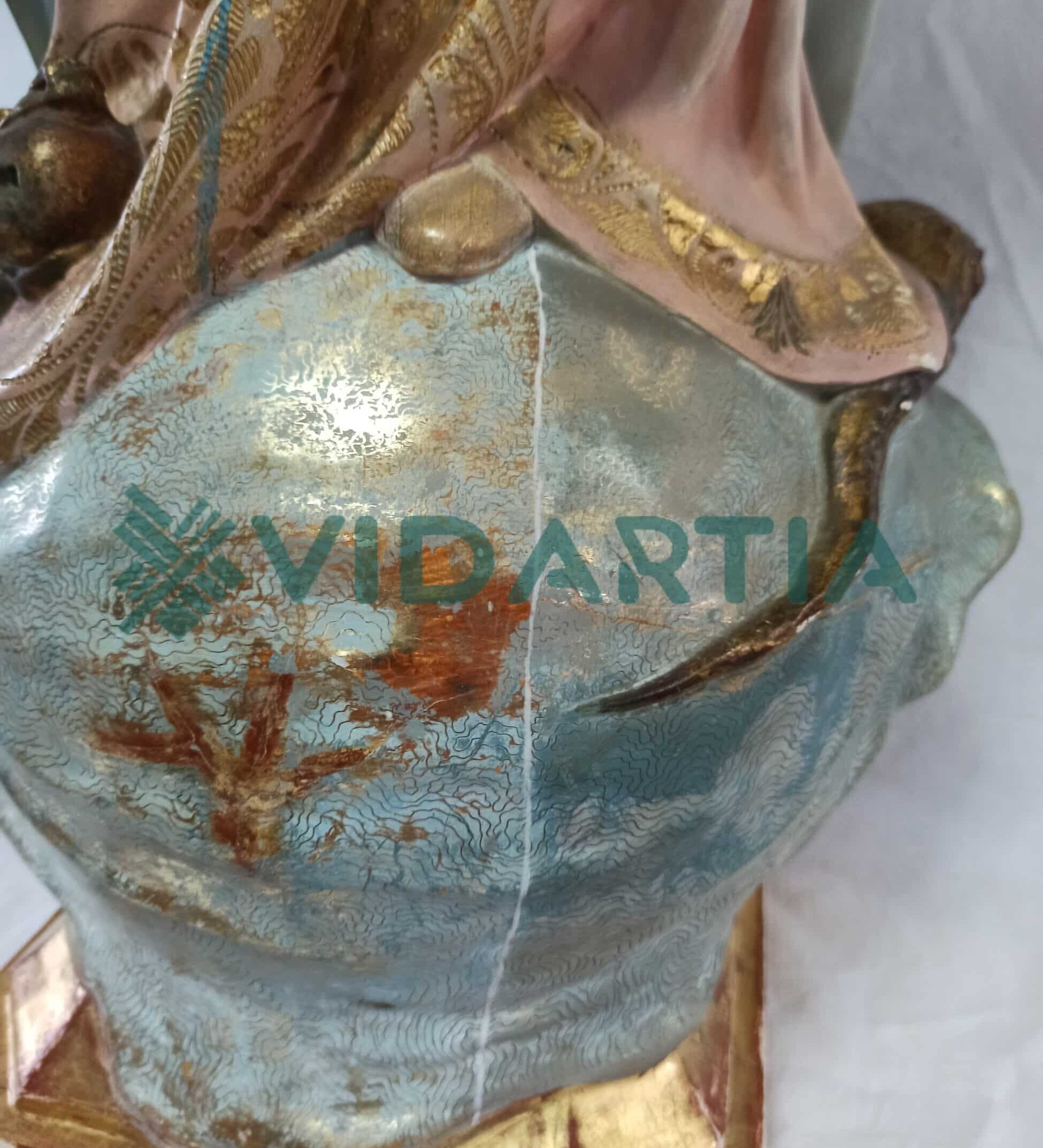 Equipo experto dedicado a la restauración y conservación de arte, asegurando su longevidad. Equipo experto en restauración artística.